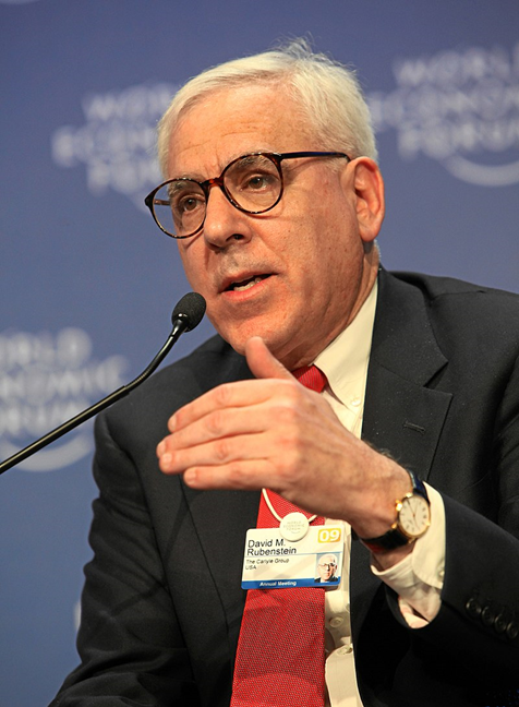 Carlyle foi fundado por David Rubenstein, considerado uma referência no mercado financeiro. Sua empresa administra mais de 300 bilhões de dólares investidos em diferentes divisões de negócios. Foto: © Monika Flueckiger / World Economic Forum
